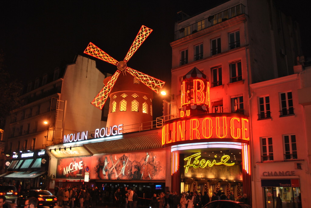 La tipica foto accanto al Moulin Rouge