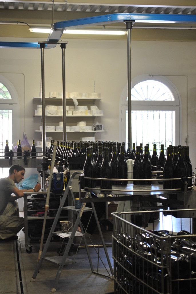 Uno dei processi di produzione in una cantina di Chateauneuf du Pape