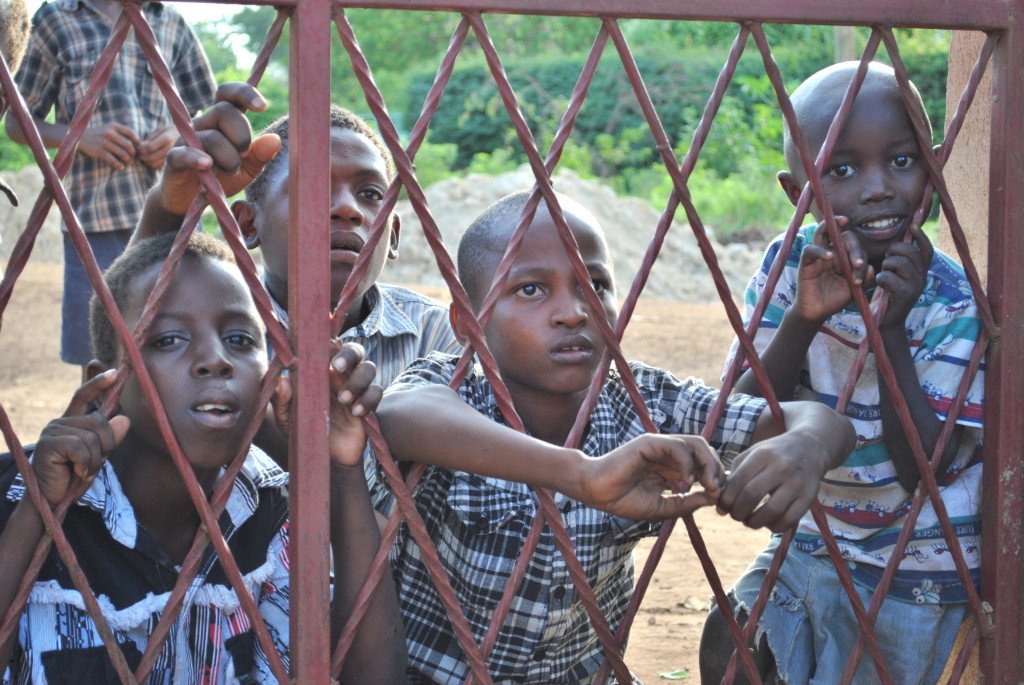 I bambini che aspettano fuori dall'orfanotrofio di Malindi