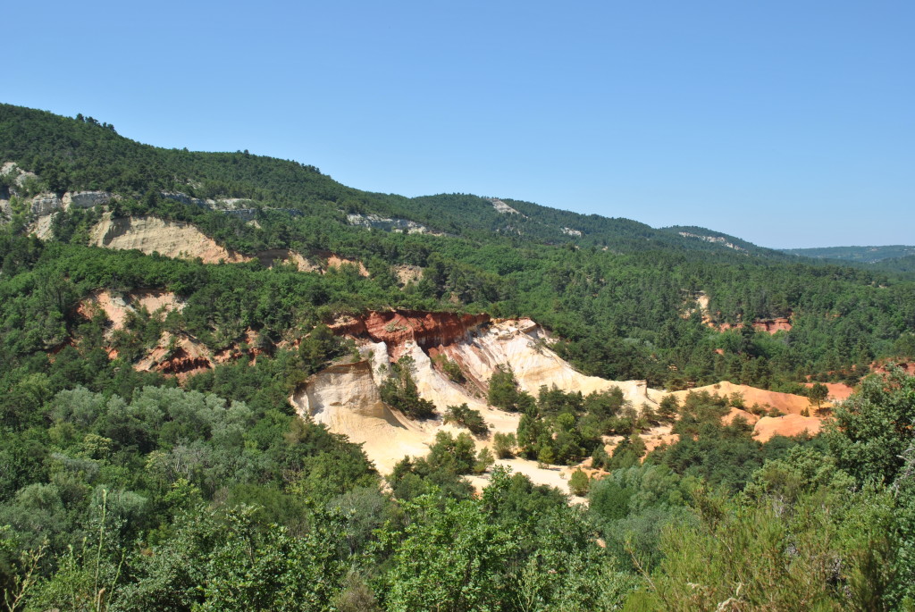 La vista di Rustrel da lontano