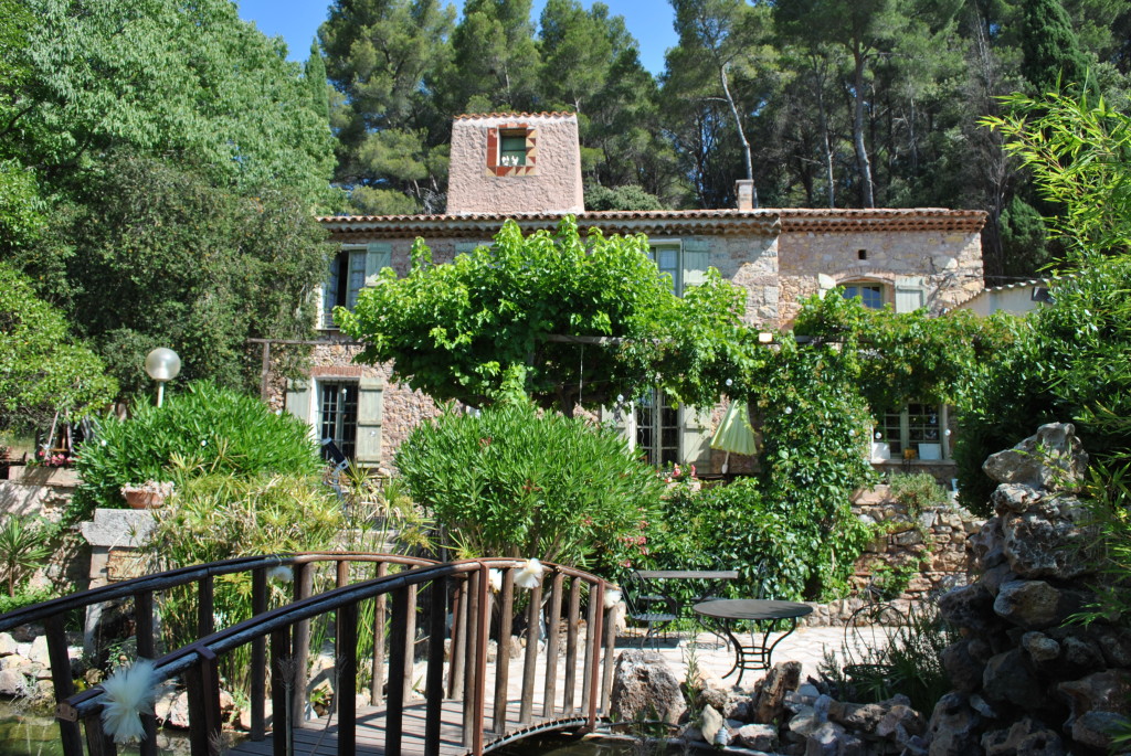 L'agriturismo che ospita Attrap Reves a Puget Ville