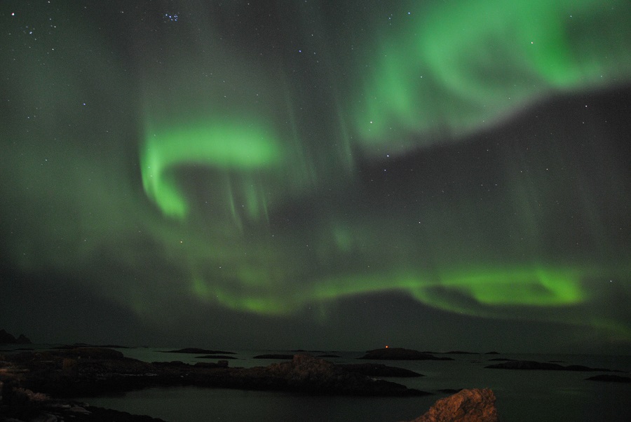 L'aurora boreale si specchia nel mare