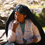 Donna dell'Isola di Taquile che mastica foglie di coca