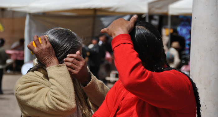 In Perù si spremono arance sui capelli