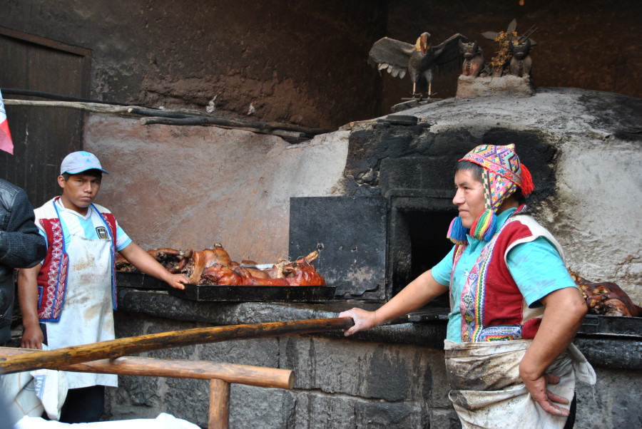 Street food a Pisac, Valle Sacra. Si cuociono empanadas