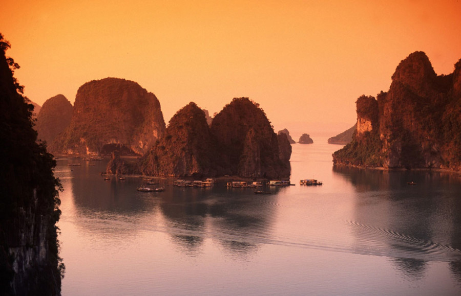 Alba su Halong, foto presa nel web