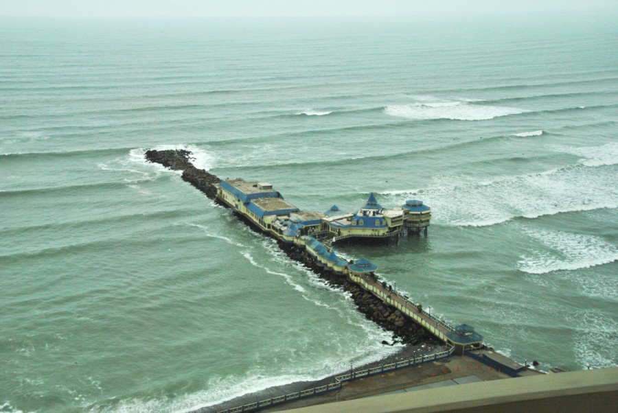 Un ristorante in mezzo all'oceano a Lima