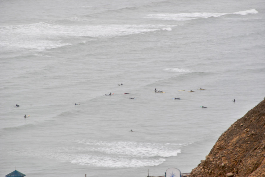 Surfisti e oceano a Lima