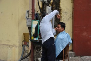 Parrucchiere di strada, Vietnam - Hanoi