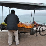 Venditore di frutta sull'oceano, Perù - Lima