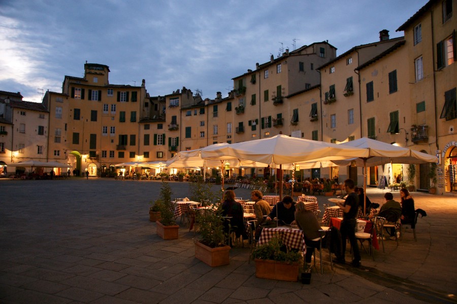 lucca piazza