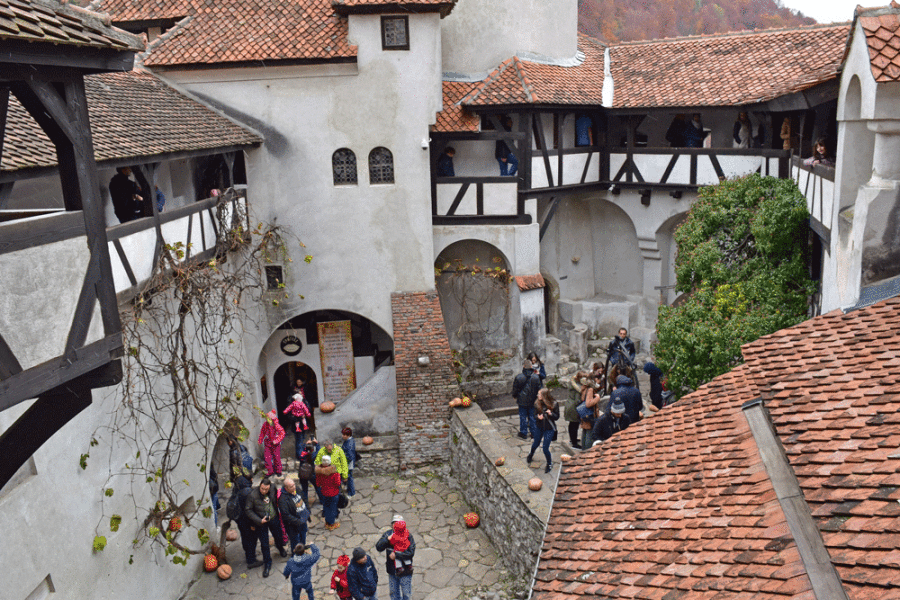 cortile-castello-vlad1000