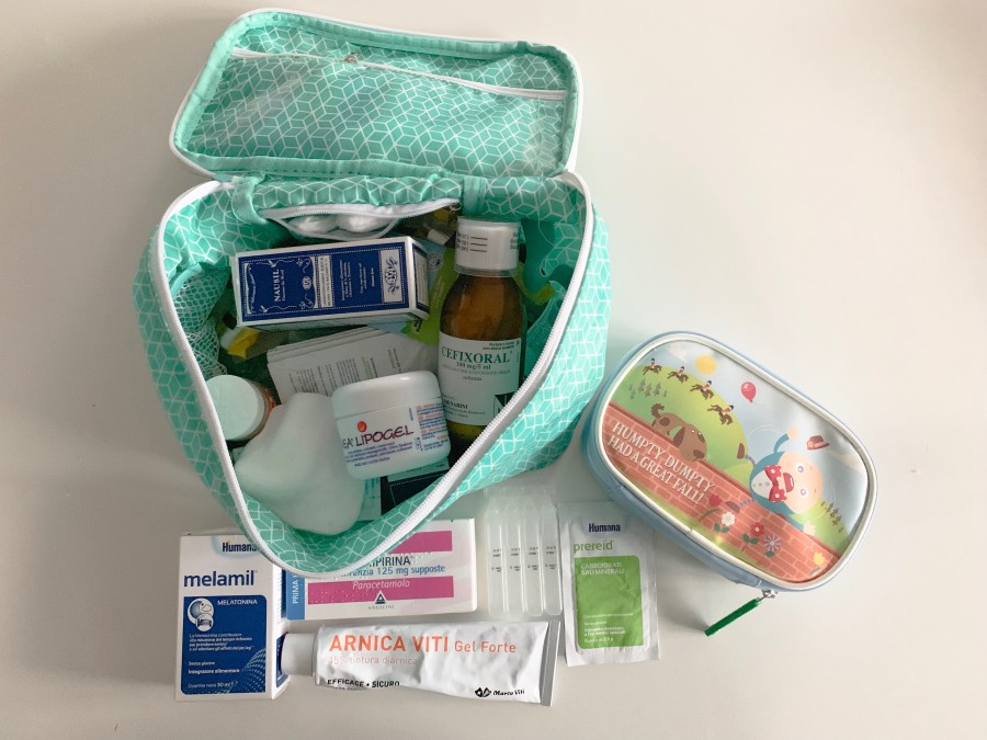 kit farmacia da viaggio - bambini in cambogia