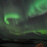 L'aurora boreale si specchia nel mare