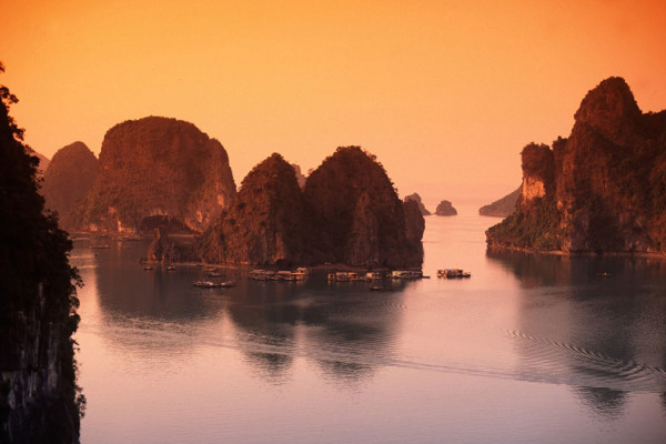 Alba su Halong, foto presa nel web