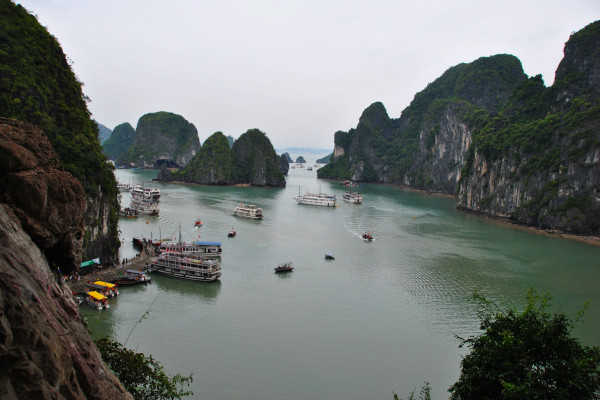 Vista di Halong dalle grotte