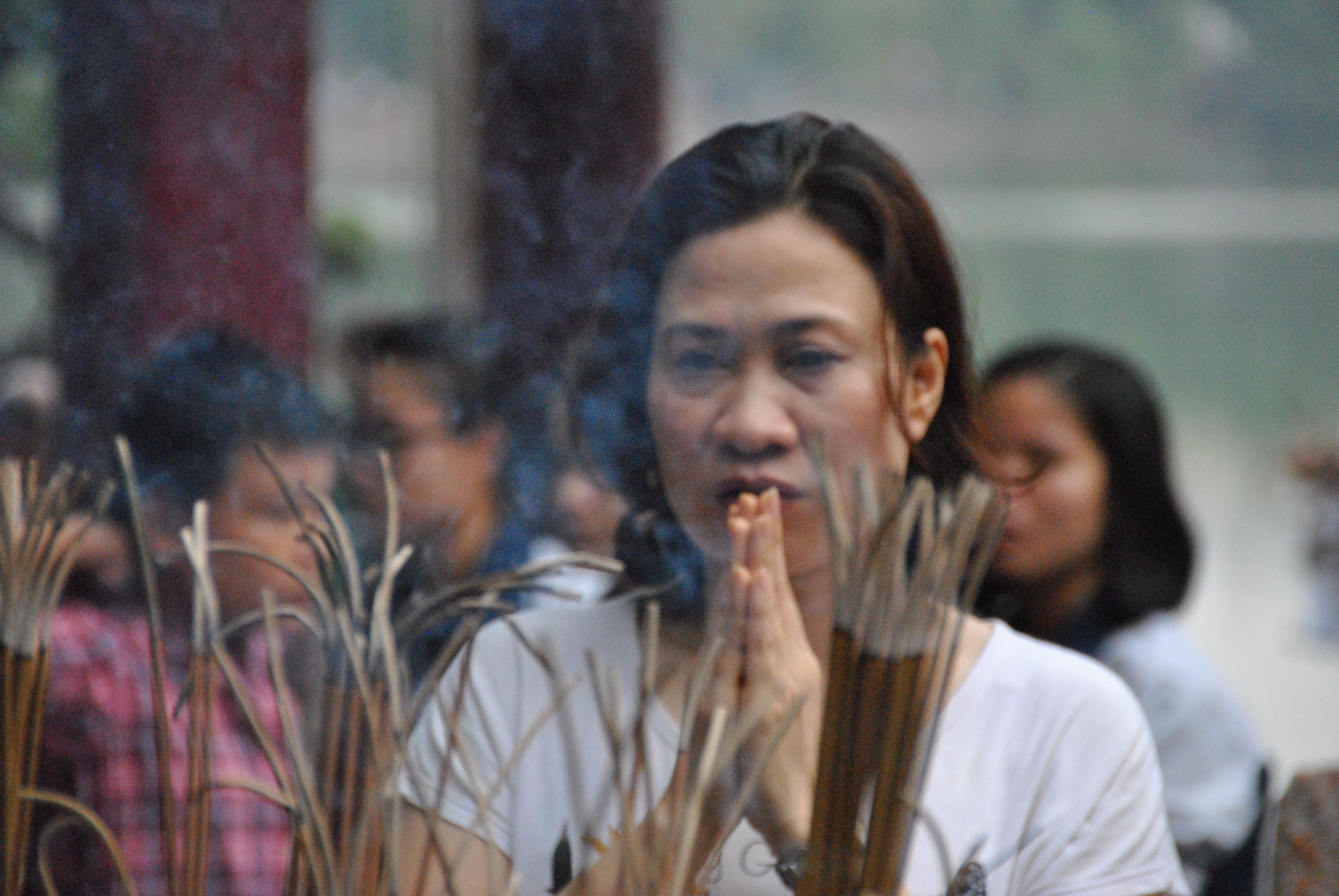 Donna in preghiera ad Hanoi