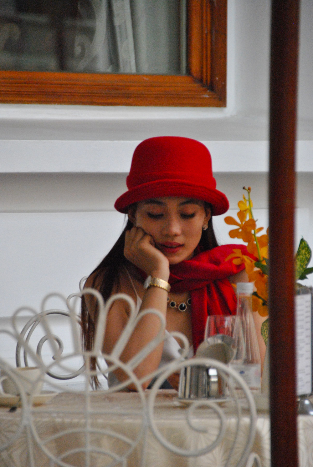 Donna-in-un-bar-di-Ho-Chi-Min-City