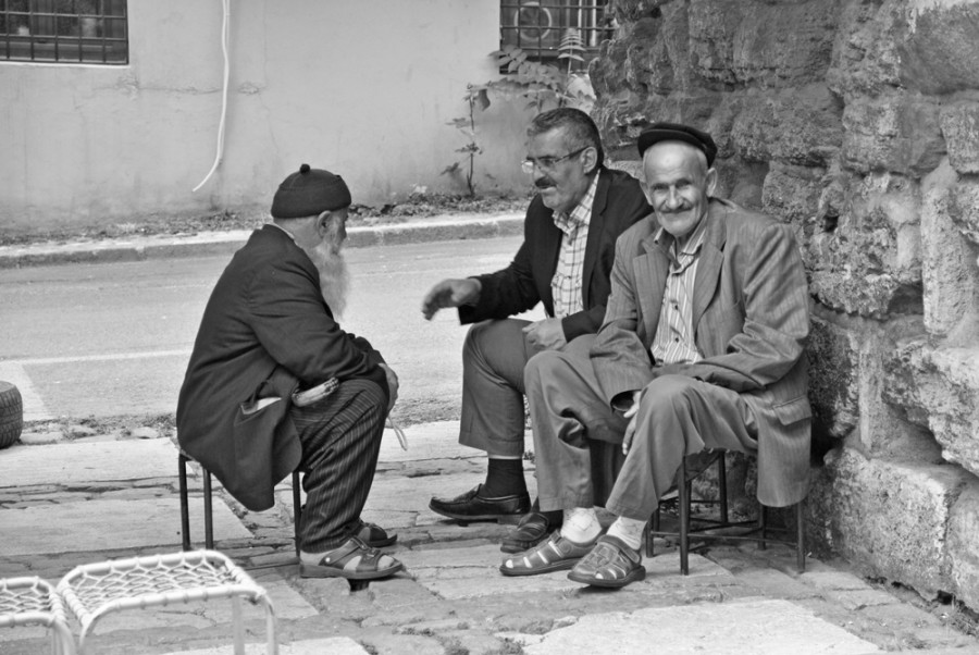 Anziani nel quartiere di Fatih